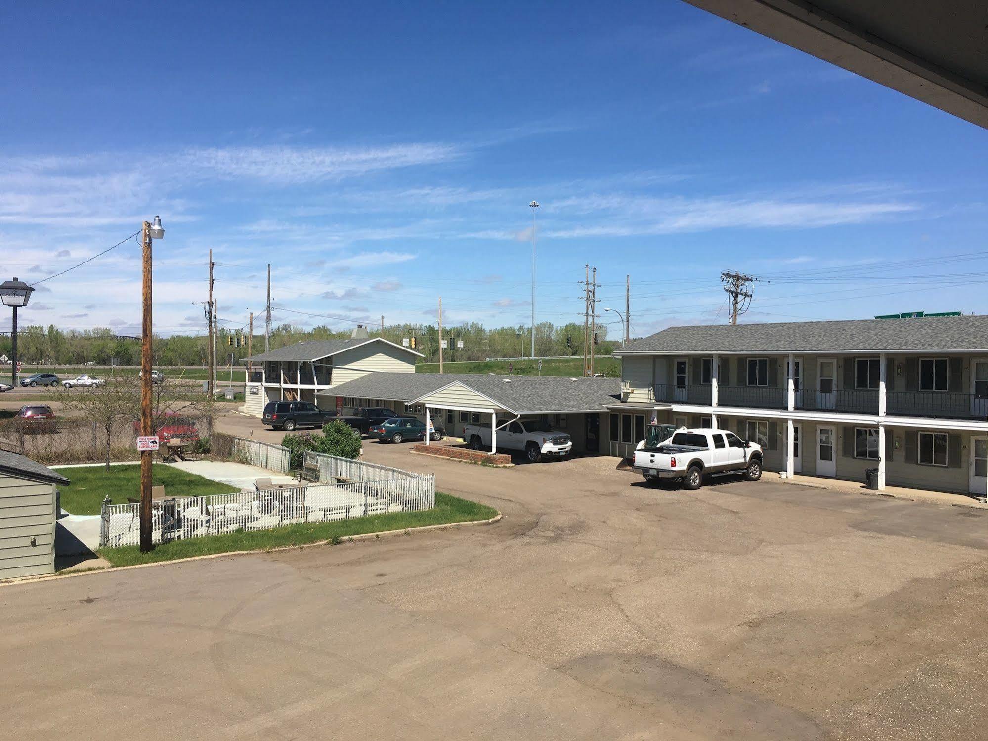 Colonial Motel And Rv Park Mandan Εξωτερικό φωτογραφία