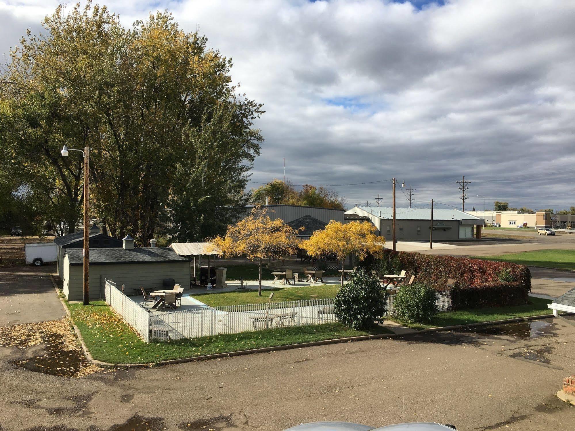 Colonial Motel And Rv Park Mandan Εξωτερικό φωτογραφία