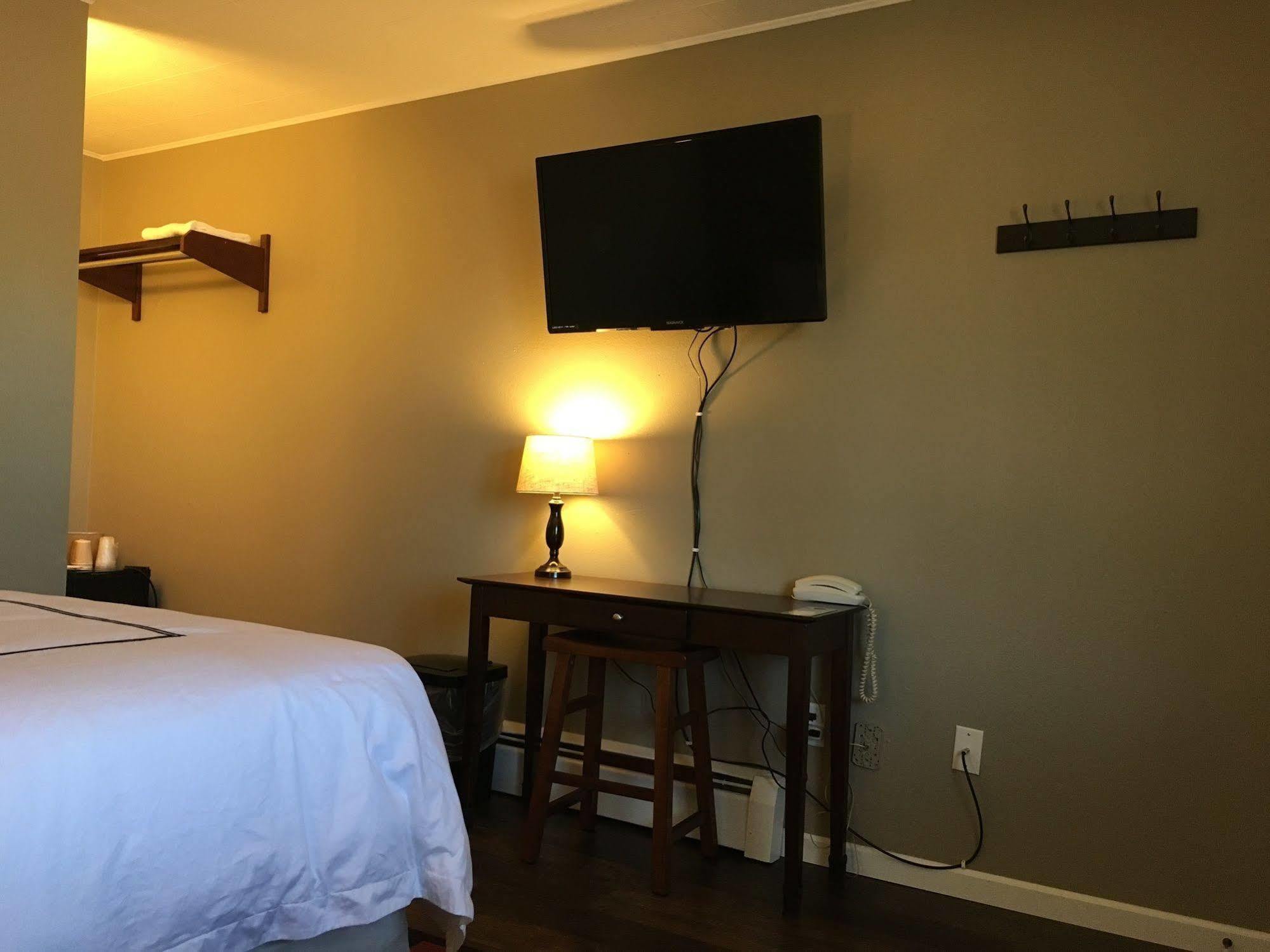 Colonial Motel And Rv Park Mandan Εξωτερικό φωτογραφία