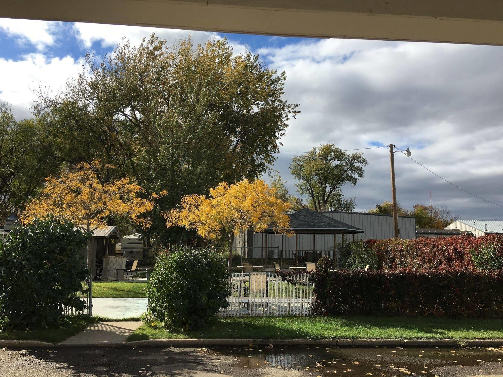 Colonial Motel And Rv Park Mandan Εξωτερικό φωτογραφία